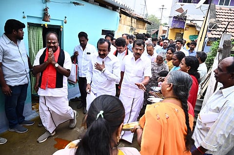 ‘இதோ எந்தன் தெய்வம் முன்னாலே..’ - பாட்டுப் பாடி பழைய ‘கவனிப்பை’ நினைவூட்டிய ஈரோடு கிழக்கு வாக்காளர்கள்