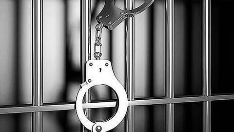 உசிலம்பட்டி அருகே சிறுவனை காலில் விழவைத்து மிரட்டிய 6 பேர் மீது வழக்கு