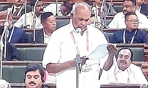 பிஹார் மாநிலம் பாட்னாவில் நேற்று நடைபெற்ற 85-வது அகில இந்திய சட்டப்பேரவைத் தலைவர்கள் மாநாட்டில் தமிழக சட்டப்பேரவைத் தலைவர் மு.அப்பாவு கலந்துகொண்டு உரையாற்றினார். உடன் தமிழக சட்டப்பேரவை துணைத்தலைவர் கு.பிச்சாண்டி உள்ளிட்டோர்.