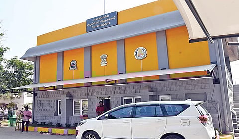 கோவை வ.உ.சி. மைதானம் பகுதியில் புதிதாக திறக்கப்பட்டுள்ள கோவை எம்.பி அலுவலகம். | படம்: ஜெ.மனோகரன் |