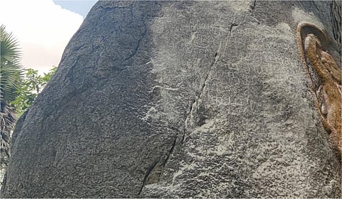 பர்கூர் அருகே மல்லபாடியில் கண்டறியப்பட்டுள்ள ஆஞ்சநேயர் சிற்பத்துடன் கூடிய 300 ஆண்டுகள் பழமையான கல்வெட்டு.