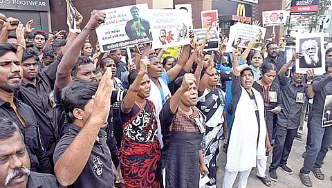 பெரியார் குறித்து விமர்சித்ததற்காக, சென்னை நீலாங்கரையில் உள்ள நாதக தலைமை ஒருங்கிணைப்பாளர் சீமானின் வீட்டை முற்றுகையிட வந்த பெரியார் ஆதரவு அமைப்பினர்.