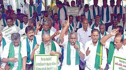 வேளாண் உற்பத்தி பொருட்களுக்கு குறைந்தபட்ச ஆதார விலை நிர்ணய சட்டம் கொண்டுவர மத்திய அரசை வலியுறுத்தி, சம்யுக்த கிசான் மோர்ச்சா விவசாய அமைப்பின் தமிழ்நாடு பிரிவு சார்பில், உண்ணாவிரதப் போராட்டம் எழும்பூரில் நேற்று நடைபெற்றது. இதில் அமைப்பின் மாநில தலைவர் பி.அய்யாக்கண்ணு, மாநில ஒருங்கிணைப்பாளர் பி.ஆர்.பாண்டியன் உள்ளிட்டோர் பங்கேற்றனர். | படம்: எஸ்.சத்தியசீலன் |