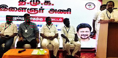 விழுப்புரத்தில் தெற்கு மாவட்ட இளைஞரணி ஆலோசனைக் கூட்டத்தில் அமைச்சர் பொன்முடி.