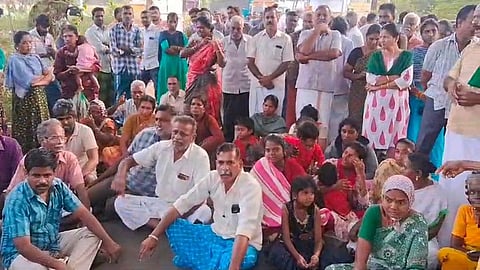 சாலை மறியலில் ஈடுபட்ட விவசாயிகள், பொதுமக்கள் உள்ளிட்டோர்.