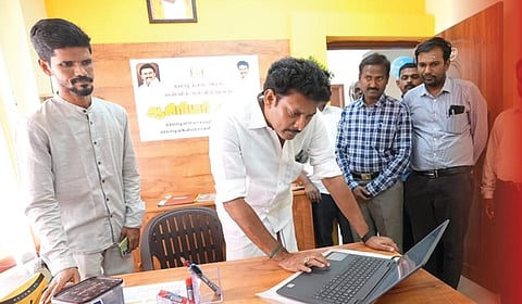 அமைச்சர் அன்பில் மகேஸ் அருகில் (இடது) சிகரம் சதீஷ்...