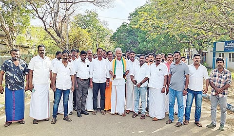 ராமநாதபுரம் மாவட்டக் காவல் கண்காணிப்பாளர் அலுவலகத்துக்கு மனு அளிக்க வந்த பாஜக மாவட்டத் தலைவர் தரணி முருகேசன் உள்ளிட்ட அக்கட்சியினர்.