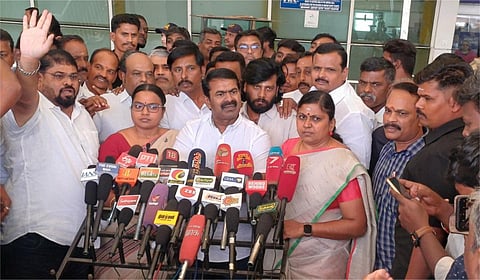 கோவை விமான நிலையத்தில் நாதக தலைமை ஒருங்கிணைப்பாளர் சீமான் செய்தியாளர்களைச் சந்தித்தார் | படம்: ஜெ.மனோகரன்