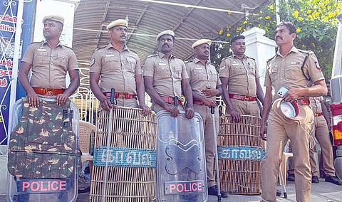 சேலம் அம்மாப்பேட்டையில் அன்னை தெரேசா அறக்கட்டளை அலுவலகம் செயல்பட்டு வந்த திருமண மண்டபத்துக்கு ‘சீல்’ வைத்து, பாதுகாப்புப் பணியில் ஈடுபட்ட போலீஸார். படம்: எஸ். குரு பிரசாத்