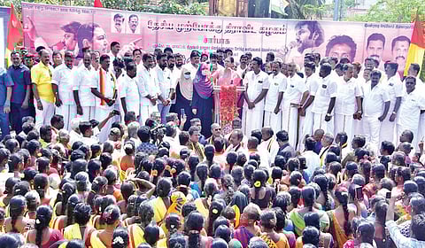 திருமயத்தில் நேற்று நடைபெற்ற ஆர்ப்பாட்டத்தில் பேசிய தேமுதிக பொதுச் செயலாளர் பிரேமலதா விஜயகாந்த்.