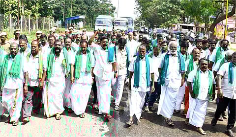 தமிழக-கேரள எல்லையான லோயர்கேம்ப்பில் முற்றுகைப் போராட்டத்தில் ஈடுபடுவதற்காக பேரணியாக சென்ற விவசாயிகள் | படங்கள் : நா. தங்கரத்தினம்.