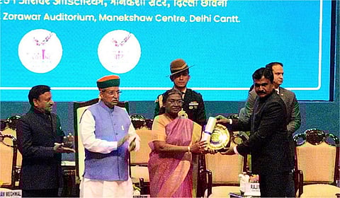 ஜார்கண்ட் மாநிலத்துக்கான தேசிய விருதை தலைமை தேர்தல் அதிகாரி ரவிகுமாருக்கு குடியரசுத் தலைவர் திரவுபதி முர்மு வழங்கினார்.