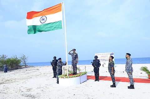 முயல்தீவில் இந்திய கடலோர காவல்படை சார்பாக கிழக்குப் பகுதிக் கமாண்டர் டோனி மைக்கேல் கொடி ஏற்றி மரியாதை செலுத்தினார்.