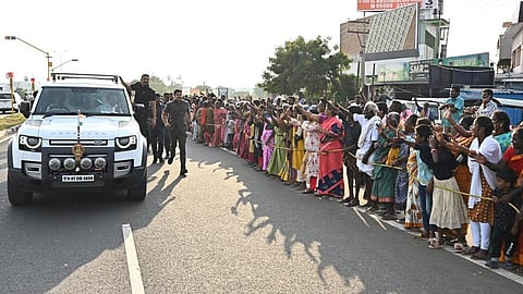 மதுரையிலிருந்து அ.வள்ளாலப்பட்டி சென்ற முதல்வர் மு.க.ஸ்டாலினை சாலையில் திரண்டு நின்று வரவேற்ற பொதுமக்கள். | படம்: எஸ்.கிருஷ்ணமூர்த்தி.