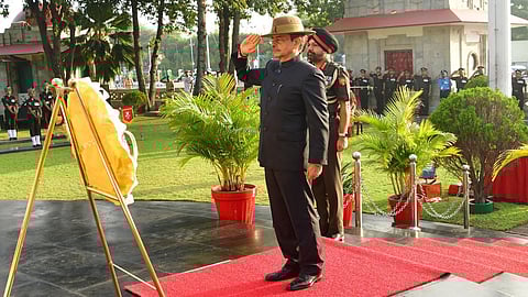 போர் நினைவு சின்னத்தில் ஆளுநர் ஆர்.என்.ரவி மரியாதை