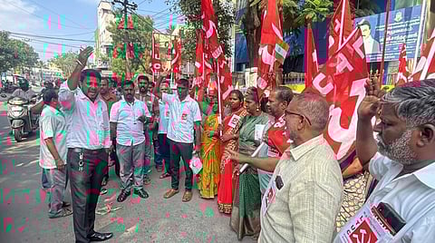 கோரிக்கைகளை வலியுறுத்தி போராட்டத்தில் ஈடுபட முயன்ற டாஸ்மாக் ஊழியர்கள் கைது