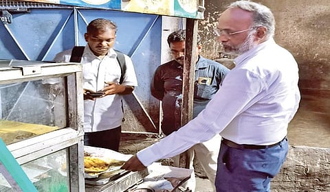 தூத்துக்குடியில் 20 ரூபாய் சிக்கன் பிரியாணி கடையில் உணவு பாதுகாப்புத் துறை அதிகாரிகள் சோதனை நடத்தினர்.