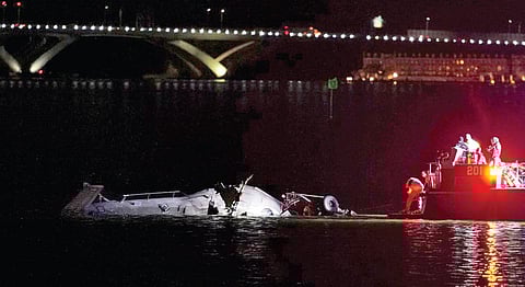 அமெரிக்க தலைநகர் வாஷிங்டன் அருகே பயணிகள் விமானமும், ராணுவ ஹெலிகாப்டரும் நடுவானில் மோதி ஆற்றில் விழுந்தன. மீட்புக் குழுவினர் மீட்பு மற்றும் நிவாரண பணியில் ஈடுபட்டனர்.