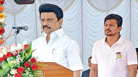 காந்தியடிகளின் நினைவு தினத்தை ஒட்டி, தீண்டாமை ஒழிப்பு உறுதிமொழி ஏற்பு நிகழ்ச்சி, முதல்வர் மு.க.ஸ்டாலின் முன்னிலையில், சென்னை தலைமைச் செயலகத்தில் நேற்று நடைபெற்றது. இதில், துணை முதல்வர் உதயநிதி மற்றும் தலைமைச் செயலக ஊழியர்கள் பங்கேற்றனர். | படம்: ம.பிரபு |