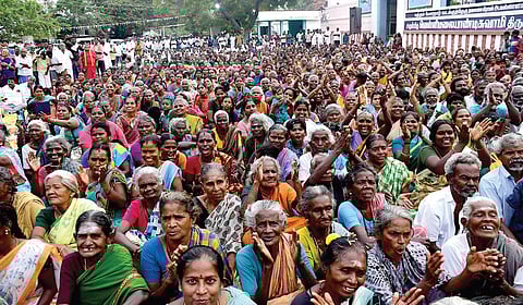 டங்ஸ்டன் திட்ட ரத்துக்காக வல்லாளபட்டியில் நேற்று மத்திய அமைச்சர் கிஷன்ரெட்டி, தமிழக பாஜக தலைவர் அண்ணாமலைக்கு பாராட்டு தெரிவிக்கும் கூட்டத்தில் பங்கேற்ற கிராமத்தினர். | படம்: எஸ்.கிருஷ்ணமூர்த்தி |