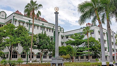 தமிழகம் முழுவதும் ஏப். 28-க்குள் கொடி கம்பங்கள் அகற்றப்பட வேண்டும்: நீதிமன்றம் சொல்வது என்ன?