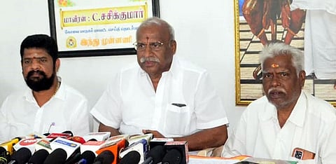 கோவை மாநகர் மாவட்ட அலுவலகத்தில் இன்று செய்தியாளர்களிடம் பேசிய இந்து முன்னணி மாநில தலைவர் காடேஸ்வரா சி.சுப்பிரமணியம். அருகில் நிர்வாகிகள் உள்ளனர்.