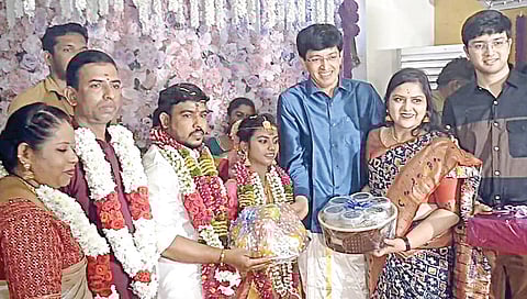 சுனாமி பேரலையில் பெற்றோரை இழந்த வளர்ப்பு மகள் திருமணத்தில் பங்கேற்ற உணவு துறை செயலர்