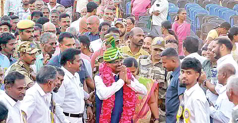 இஸ்ரோ தலைவராக பொறுப்பேற்ற பின்னர் சொந்த கிராமமான குமரி மாவட்டம் மேலக்காட்டுவிளைக்கு வந்த வி.நாராயணனுக்கு ஊர் மக்கள் சார்பில் உற்சாக வரவேற்பு அளிக்கப்பட்டது.