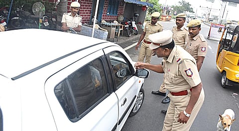 ஈரோடு கிழக்கு தொகுதி இடைத்தேர்தலையொட்டி கருங்கல்பாளையம் சோதனை சாவடியில் தீவிர வாகன சோதனையில் ஈடுபட்டுள்ள போலீஸார்.