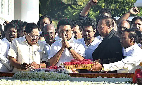 அண்ணா நினைவிடத்தில் மலர்தூவி மரியாதை செலுத்திய முதல்வர் மு.க.ஸ்டாலின். உடன் துரைமுருகன் உள்ளிட்ட அமைச்சர்கள்.