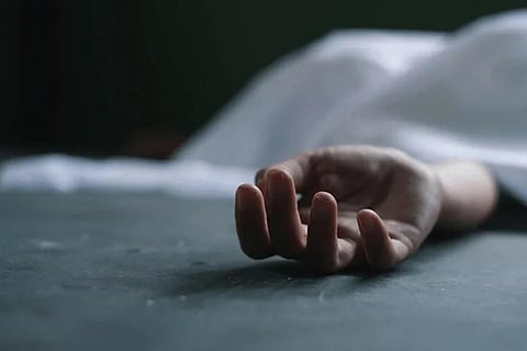 மத்திய பிரதேசத்தில் இறுதிச் சடங்கு செய்ய தந்தையின் உடலில் பாதியை தரக்கோரிய சகோதரன்