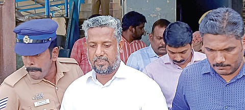 மன்னார்குடியில் பாவா பக்ருதீனை நேற்று கைது செய்து அழைத்து சென்ற என்ஐஏ அதிகாரிகள்.