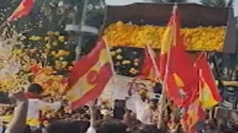 போக்குவரத்துக்கு இடையூறு: தவெகவினர் மீது வழக்கு பதிவு