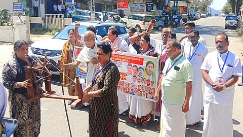 பெரியாறு அணை நீர்மட்டத்தை குறைக்க வலியுறுத்தி கேரள மாநிலம் குமுளியில் ஜனநாயக உரிமைகள் பாதுகாப்புக் குழு சார்பில் நடைபெற்ற ஊர்வலம்.