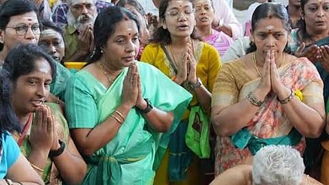 தைப்பூச திருவிழாவை முன்னிட்டு கோவை தெற்கு தொகுதி எம்எல்ஏ வானதி சீனிவாசன், யாத்திரை செல்வதற்காக விரதம் இருந்து கோவை காந்திபார்க் அருகே அமைந்துள்ள முருகன் கோயிலில் இன்று மாலையிட்டுக் கொண்டார்.