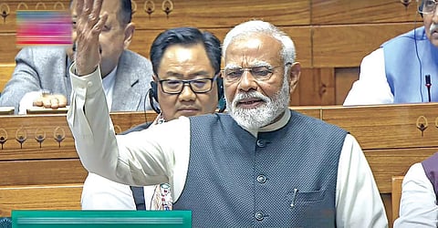 குடியரசுத் தலைவர் உரைக்கு நன்றி தெரிவிக்கும் தீர்மானம் மீது மக்களவையில் கடந்த சில நாட்களாக விவாதம் நடைபெற்றது. இந்த விவாதத்துக்கு நேற்று பதில் அளித்து பேசிய பிரதமர் நரேந்திர மோடி.படம்: பிடிஐ