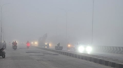 சென்னை புறநகரில் நேற்று கடும் பனிப்பொழிவு நிலவியது. இதனால், தாம்பரத்தில் பனிபடர்ந்த சாலையில் செல்லும் வாகனங்கள். | படம்: எம்.முத்துகணேஷ் |