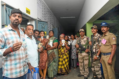 ஈரோடு கிழக்கு தொகுதி இடைத்தேர்தல் வாக்குப்பதிவு தொடங்கி விறுவிறுப்பாக நடைபெற்று வருகிறது. அக்ரஹாரம் பகுதியில் உள்ள அரசு பள்ளியில் காலை முதலே தங்களது வாக்கினை பதிவு செய்ய ஆர்வமுடன் வரிசையில் காத்திருந்த வாக்காளர்கள். படங்கள்: எஸ். குரு பிரசாத்
