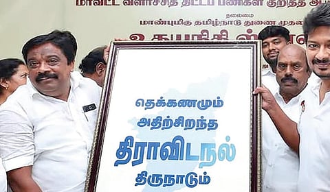 உதயநிதிக்கு மலையரசன் நினைவுப் பரிசு வழங்கியபோது...