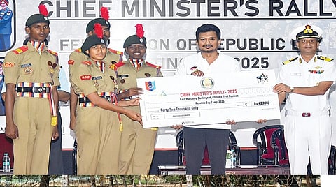 டெல்லியில் நடைபெற்ற அகில இந்திய குடியரசு தின என்.சி.சி முகாமில் நடைபெற்ற திறன் போட்டிகளில் வெற்றி பெற்ற என்.சி.சி மாணவ, மாணவிகளை, சென்னை கலைவாணர் அரங்கில் நடைபெற்ற விழாவில், துணை முதல்வர் உதயநிதி ஸ்டாலின் பாராட்டி ஊக்கத்தொகை பரிசுகளை வழங்கினார். உடன், விளையாட்டு மேம்பாட்டுத்துறை செயலர் அதுல்ய மிஸ்ரா, தேசிய மாணவர் படையின் டெபுடி டைரக்டர் ஜெனரல் கமோடோர் எஸ்.ராகவ், இயக்குநர் கர்னல் வக்கீல் குமார், குரூப் கேப்டன் பிரபு ஆகியோர் உள்ளனர்.