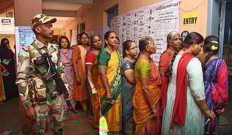 ஈரோடு கிழக்கு தொகுதி இடைத்தேர்தலில் தங்களது ஜனநாயக கடமையை ஆற்ற காத்திருந்த வாக்காளர்கள் | படங்கள்: எஸ்.குருபிரசாத்