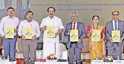 நபார்டு வங்கி கருத்தரங்கில், வளம் சார்ந்த மாநில அறிக்கையை நிதியமைச்சர் தங்கம் தென்னரசு வெளியிட்டார். உடன், நபார்டு வங்கி மண்டல அலுவலகத்தின் தலைமை பொது மேலாளர் ஆர்.ஆனந்த், ரிசர்வ் வங்கியின் மண்டல இயக்குநர் உமா சங்கர், இந்தியன் வங்கியின் மேலாண்மை இயக்குநர் பினோத் குமார், ஐஓபி மேலாண்மை இயக்குநர் அஜய் குமார் வத்ஸ்சவா, உணவு துறை செயலர் ஜெ.ராதாகிருஷ்ணன், நிதித் துறை செயலர் டி.உதயசந்திரன் உள்ளிட்டோர். படம்: ம.பிரபு