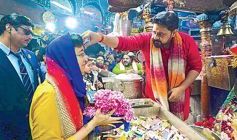 டெல்லி சட்டப்பேரவை தேர்தலில், நேற்று வாக்களிக்கும் முன்பாக, கல்காஜி கோயிலில் டெல்லி முதல்வர் அதிஷி வழிபட்டார்.படம்: பிடிஐ