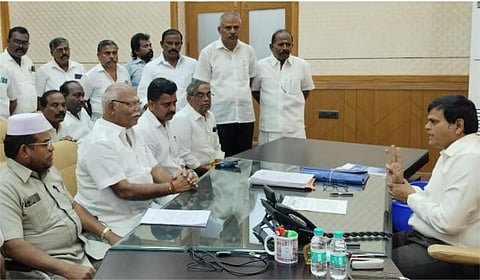 சென்னை மாநகராட்சி ஆணையரை தமிழ்நாடு வணிகர் சங்கங்களின் பேரமைப்பினர் சந்தித்து மனு அளித்தனர்