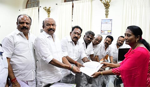 அதிமுக எம்எல்ஏ-க்கள் மதுரை மாவட்ட ஆட்சியரிடம் மனு அளித்தனர் | படம்: எஸ்.கிருஷ்ணமூர்த்தி