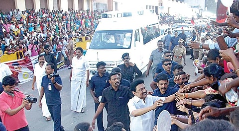 திருநெல்வேலி வண்ணார்பேட்டையில் இருந்து பாளையங்கோட்டை வரை 3 கி.மீ. தொலைவுக்கு நடந்து சென்று பொதுமக்களை சந்தித்த முதல்வர் மு.க.ஸ்டாலின். படம்:மு.லெட்சுமி அருண்