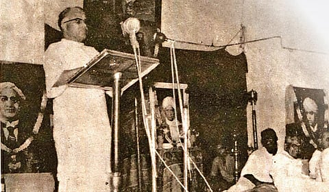 வெள்ளித் திரை அணிந்த நாடக அரங்குகள்!