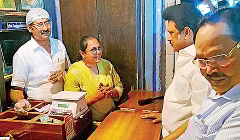 நெல்லையில் இருட்டுக்கடை அல்வாவை சுவைத்த முதல்வர் ஸ்டாலின்!