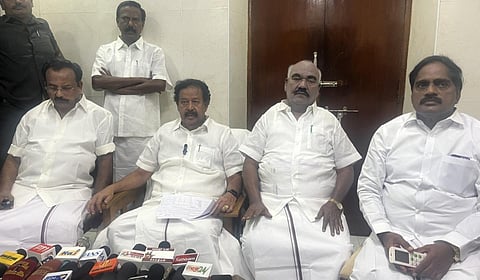 திண்டிவனத்தில் செய்தியாளர்களைச் சந்தித்த அமைச்சர் பொன்முடி.