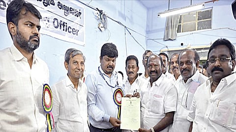 ஈரோடு கிழக்கு தொகுதி இடைத்தேர்தலில் வெற்றி பெற்ற திமுக வேட்பாளர் வி.சி.சந்திரகுமாருக்கு, வெற்றி சான்றிதழை தேர்தல் நடத்தும் அலுவலர் ஸ்ரீகாந்த் வழங்கினார் அருகில் ஆட்சியரும், மாவட்ட தேர்தல் அலுவலருமான ராஜகோபால் சுன்கரா. தேர்தல் பார்வையாளர் அஜய் குமார் குப்தா உட்பட பலர் உள்ளனர்.